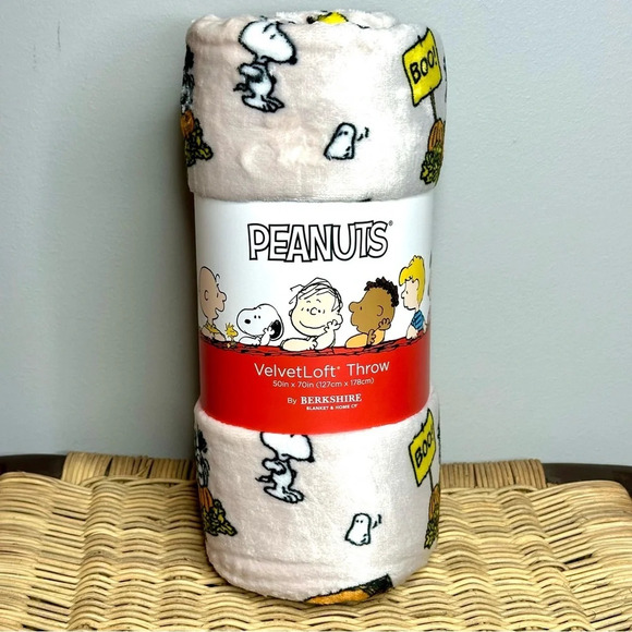 Peanuts Snoopy Great Pumpkin 50x70 VelvetLoft Throw by Berkshire NWT - Picture 1 of 5